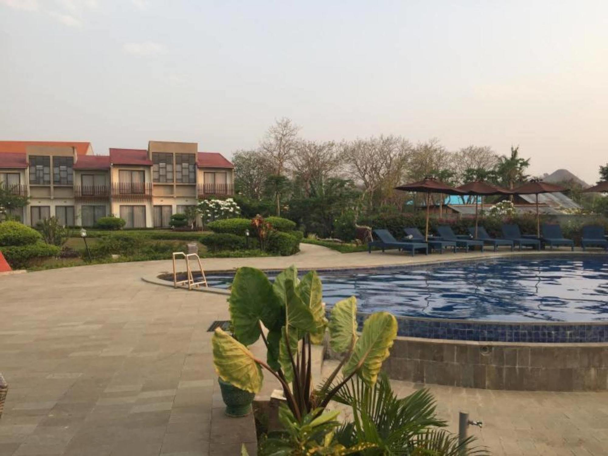 Luwansa Beach Resort Labuan Bajo Kültér fotó